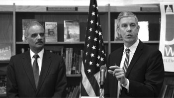 Los secretarios de Justicia y de Educación, Eric Holder –izquierda- y Arne Duncan, respectivamente, dieron a conocer una guía para que estudiantes de primaria y secundaria puedan asistir a una escuela pública sin importar su estatus migratorio.