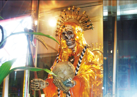 Venerando a la Santa Muerte en Chicago, más allá de las brujas y los espantos…